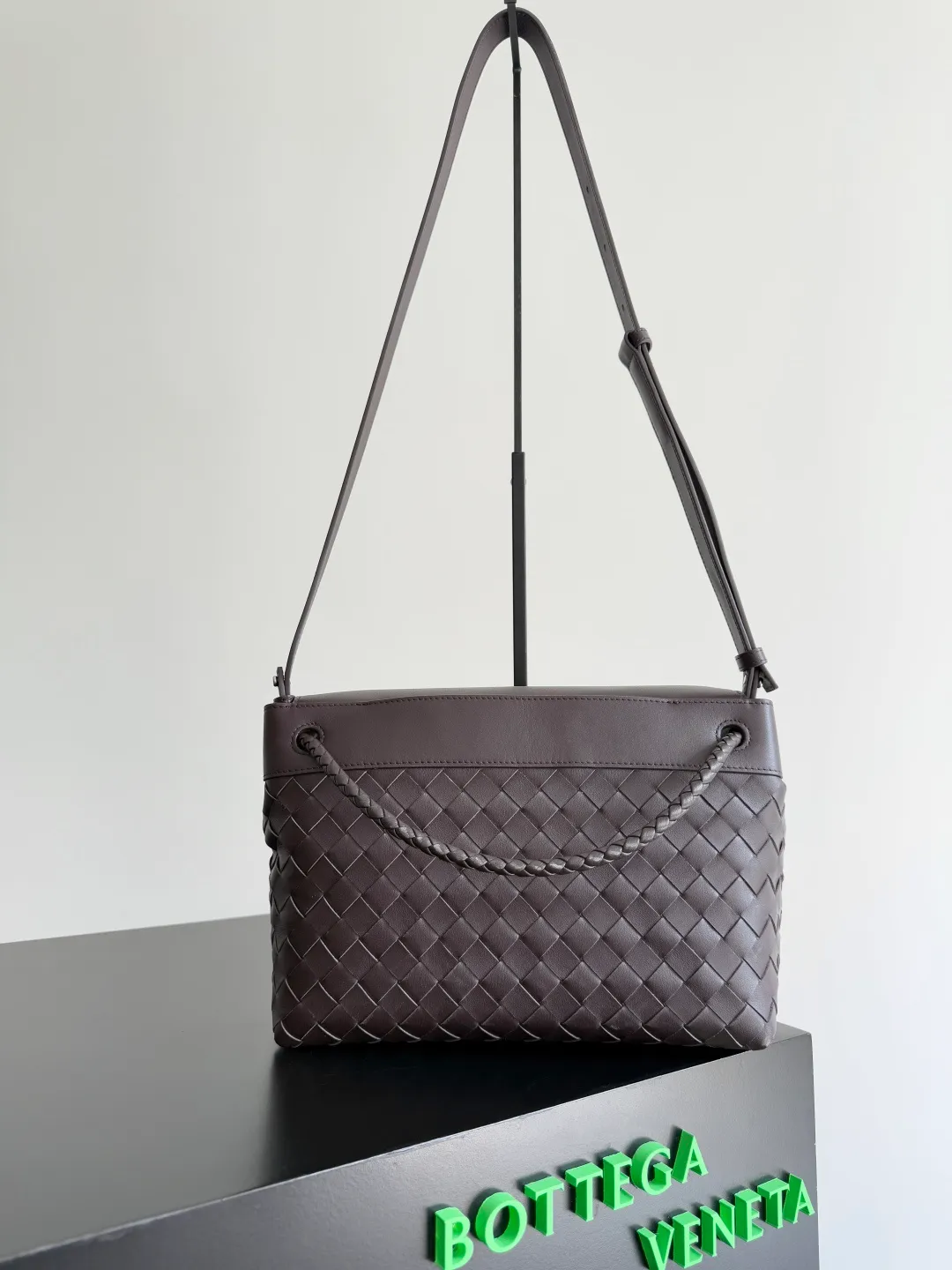 Batch 2460 BOTTEGA VENETA Bottega Veneta's 2025 new product for men ANDIAMO Bottega Veneta's main recommendation is undoubtedly the Andiamo small size. The first new favorite of the 2025 new product is a men's figure buckle bag. It can be seen that the designer has used many small ideas. The detachable crossbody strap is very convenient. It is convenient for elite office workers to reduce the burden on their hands when carrying work logs and office supplies. The interior is divided into two large compartments and a small zippered compartment. Unlike the women's model, the compartments here are not removable. The fixed large single layer also makes it easier to pack lightly when going out to work, and avoids the accumulation of too many small items. Style number: 815781 Size: 29*20*13cm